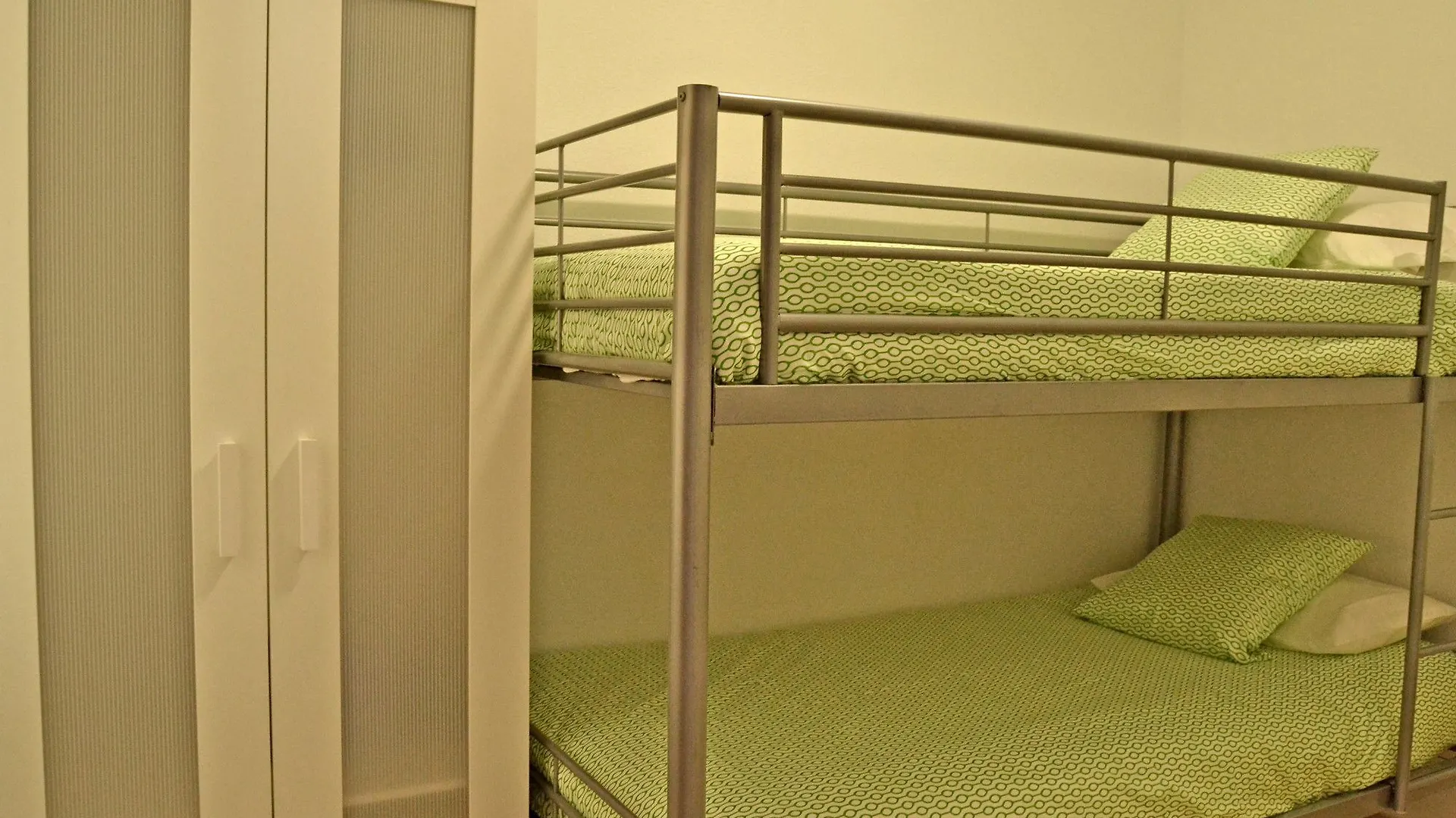 Apartment El Medano, 3 Bedrooms, Pool, Balcony And Parking Arona